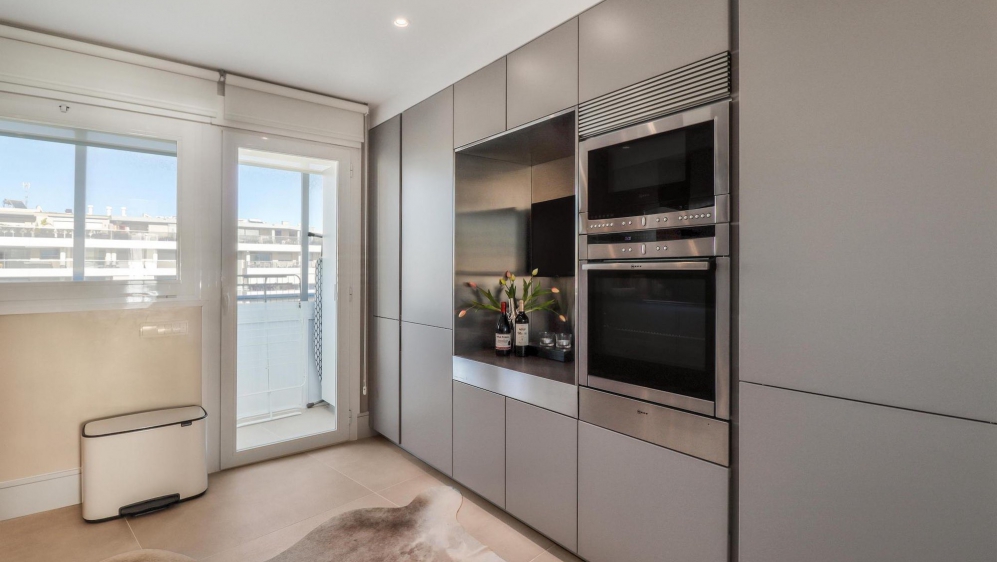 Schitterend luxe appartement in beste gebouw van Marina Botafoch met ligplaats voor de deur