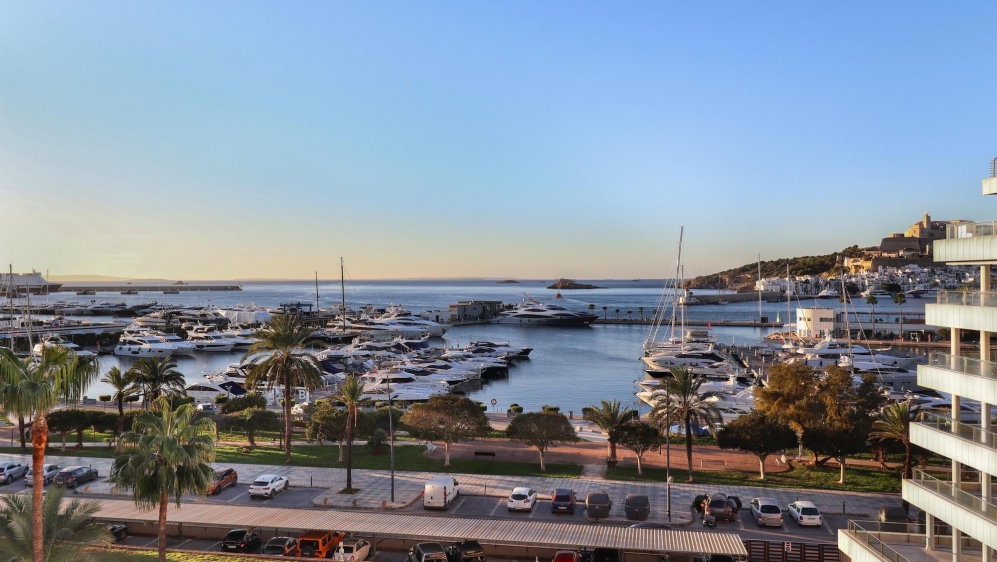 Superb luxurious apartment in best building of Marina Botafoch with mooring in front of the door