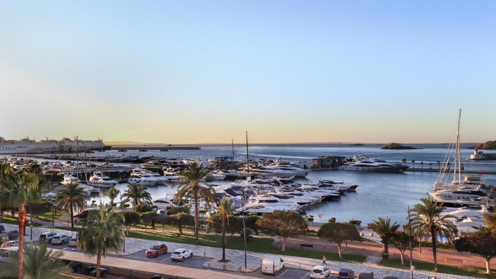 High-quality luxury apartment offering stunning views, frontline location in Marina Botafoch