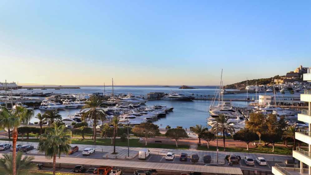 High-quality luxury apartment offering stunning views, frontline location in Marina Botafoch