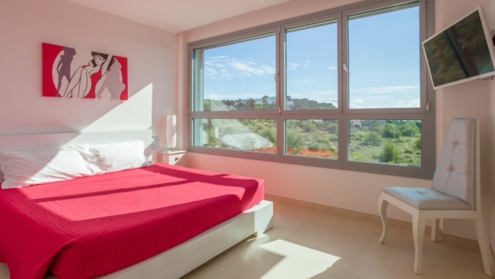 Contemporary penthouse with sea views located at walking distance to Talamanca Beach