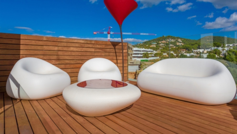 Contemporary penthouse with sea views located at walking distance to Talamanca Beach