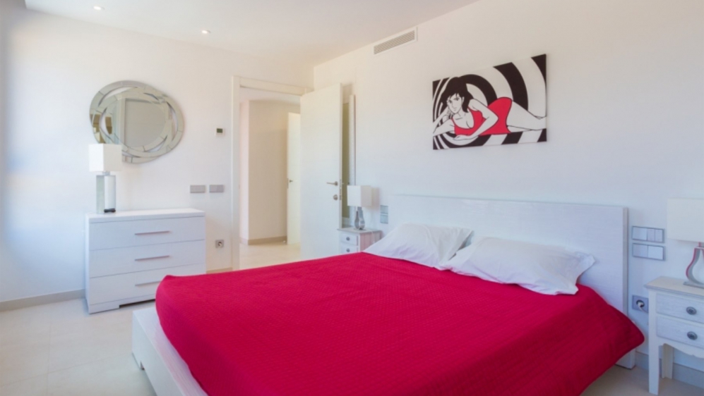 Contemporary penthouse with sea views located at walking distance to Talamanca Beach