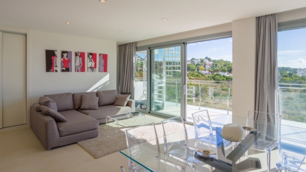 Contemporary penthouse with sea views located at walking distance to Talamanca Beach