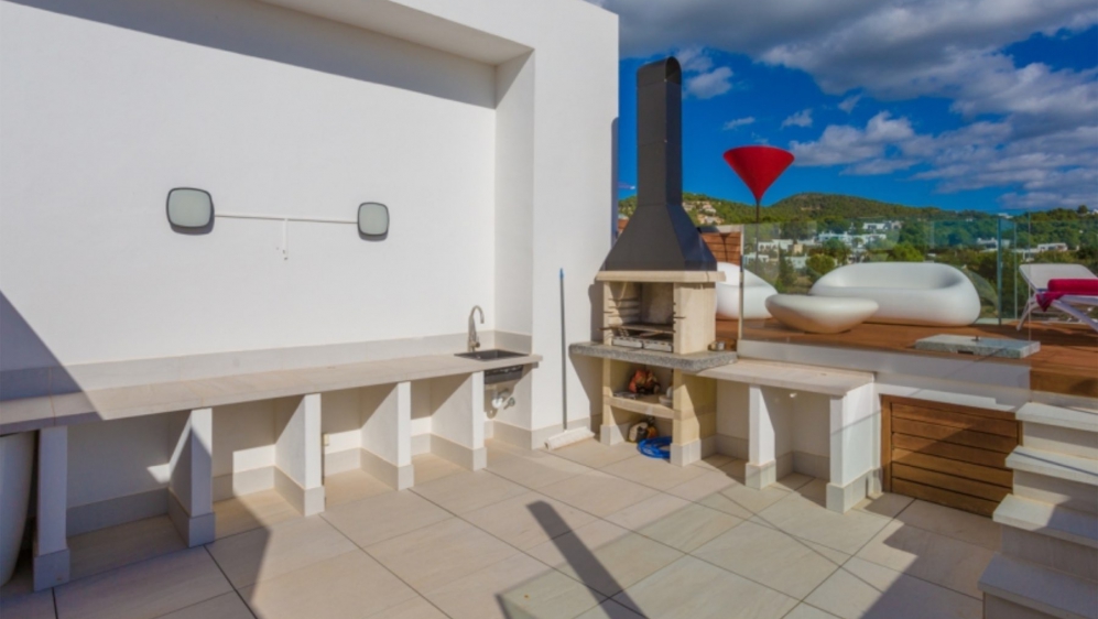 Contemporary penthouse with sea views located at walking distance to Talamanca Beach