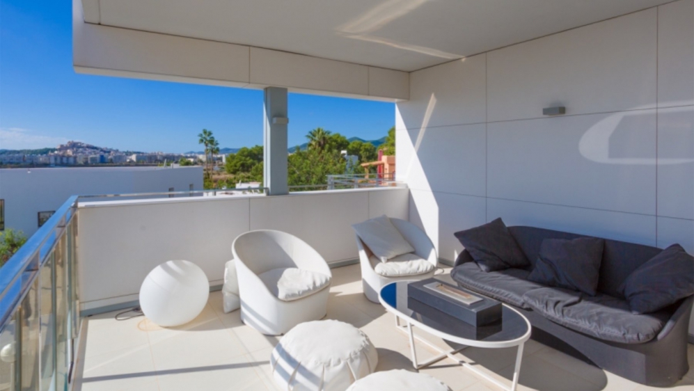 Contemporary penthouse with sea views located at walking distance to Talamanca Beach