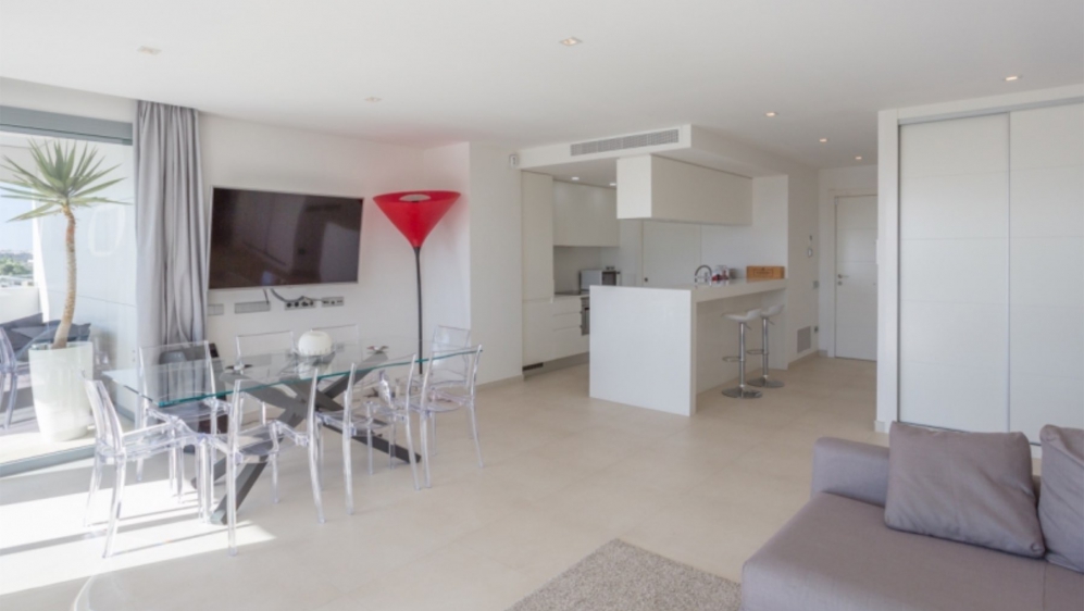 Contemporary penthouse with sea views located at walking distance to Talamanca Beach