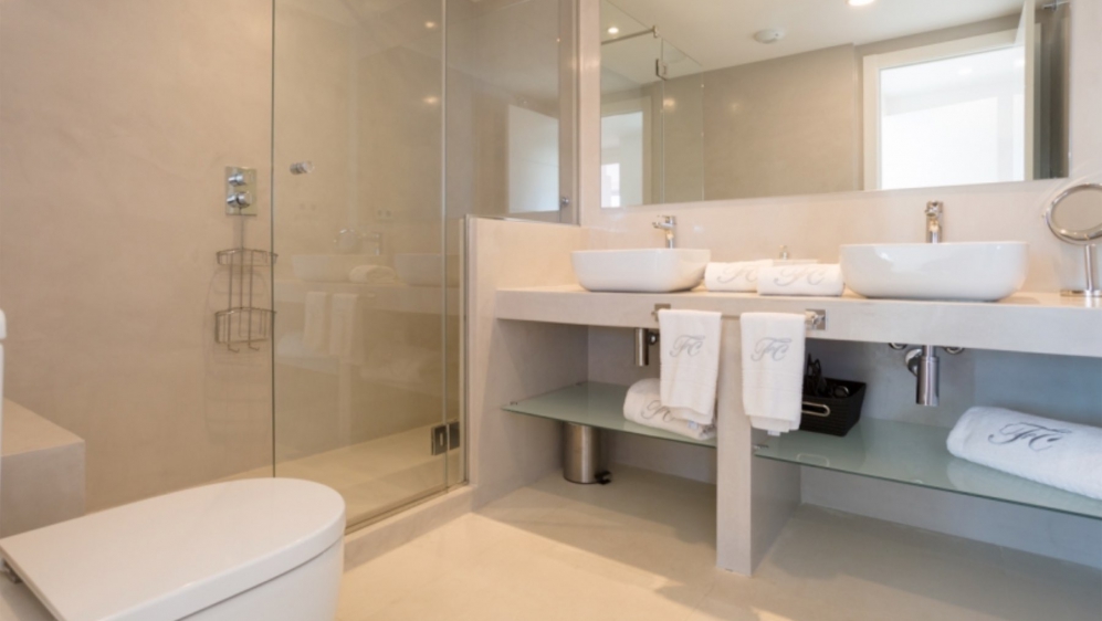 Contemporary penthouse with sea views located at walking distance to Talamanca Beach