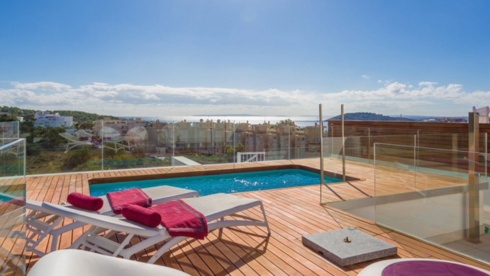 Contemporary penthouse with sea views located at walking distance to Talamanca Beach