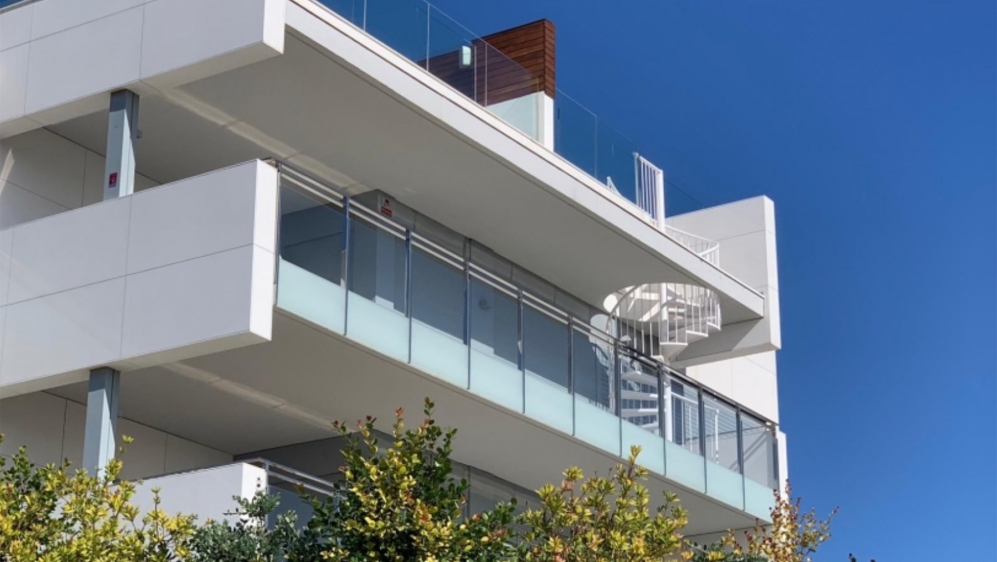 Contemporary penthouse with sea views located at walking distance to Talamanca Beach