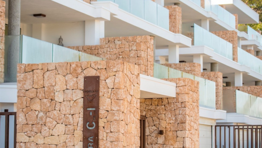Super luxe modern penthouse met uitzonderlijk panoramisch zeezicht dichtbij het strand