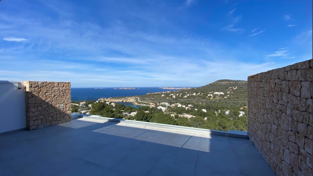 Super luxe modern penthouse met uitzonderlijk panoramisch zeezicht dichtbij het strand