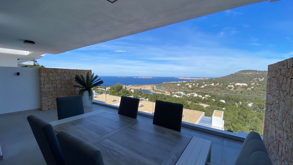 Stunning contemporary penthouse with amazing panoramic sea views close to the beach