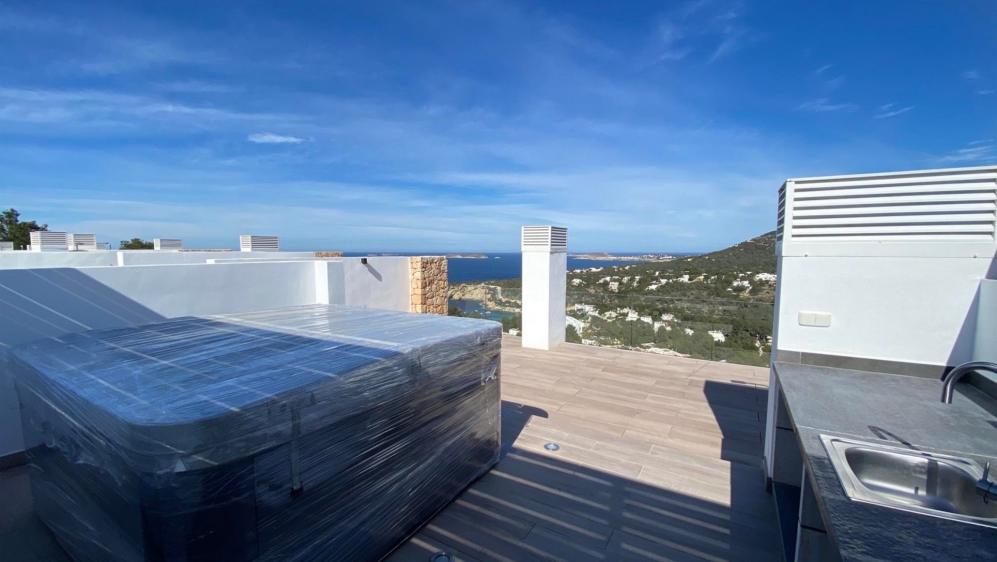 Super luxe modern penthouse met uitzonderlijk panoramisch zeezicht dichtbij het strand