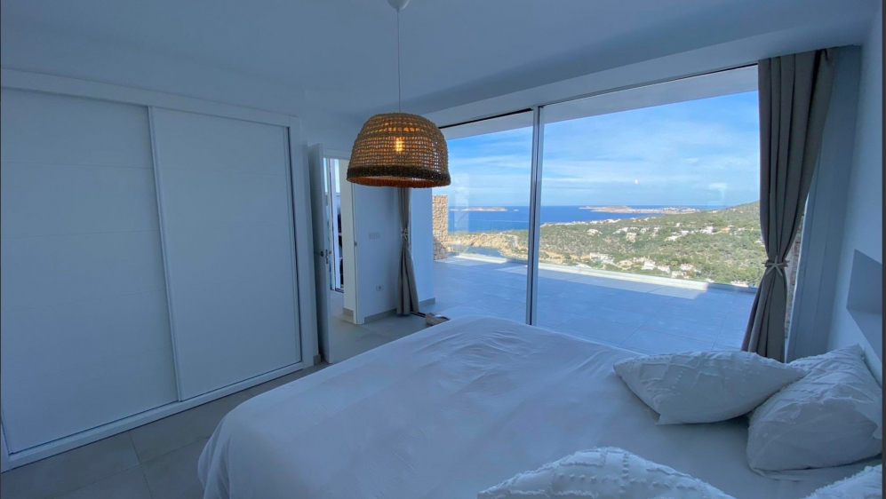 Stunning contemporary penthouse with amazing panoramic sea views close to the beach