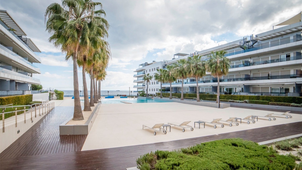 Schitterend penthouse met groot dakterras in beveiligd complex direct aan zee