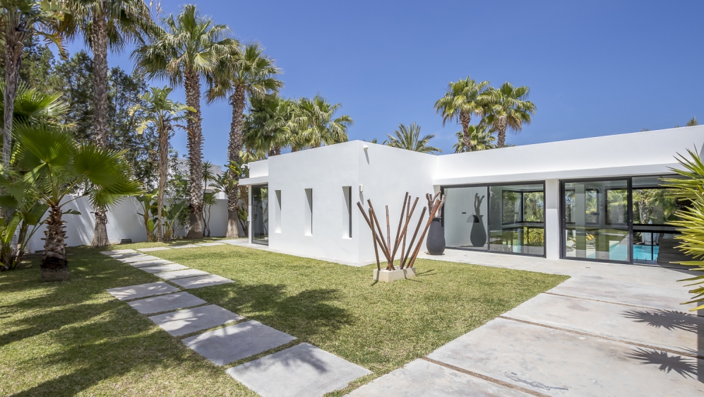 Amazing contemporary designer villa with full privacy and touristic rental permit