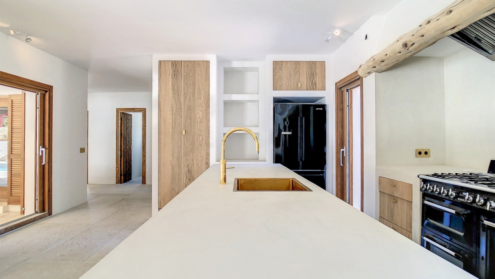 Super charmante en volledig gerenoveerde Ibiza stijl villa op groot perceel dichtbij alle voorzieningen