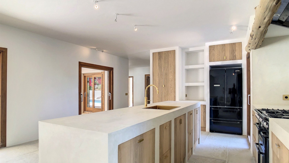 Super charmante en volledig gerenoveerde Ibiza stijl villa op groot perceel dichtbij alle voorzieningen