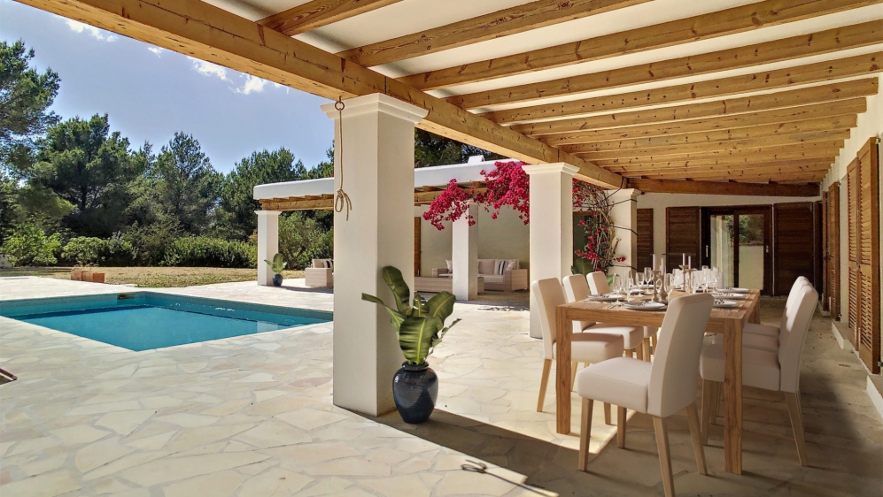 Super charmante en volledig gerenoveerde Ibiza stijl villa op groot perceel dichtbij alle voorzieningen