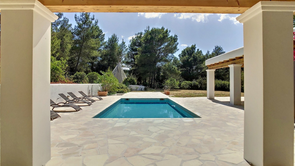 Super charmante en volledig gerenoveerde Ibiza stijl villa op groot perceel dichtbij alle voorzieningen