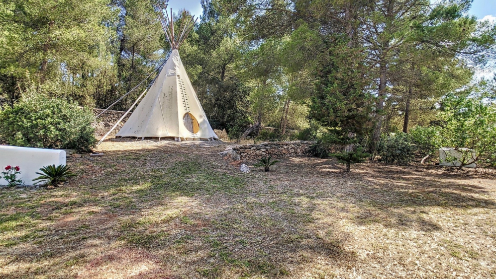 Super charmante en volledig gerenoveerde Ibiza stijl villa op groot perceel dichtbij alle voorzieningen