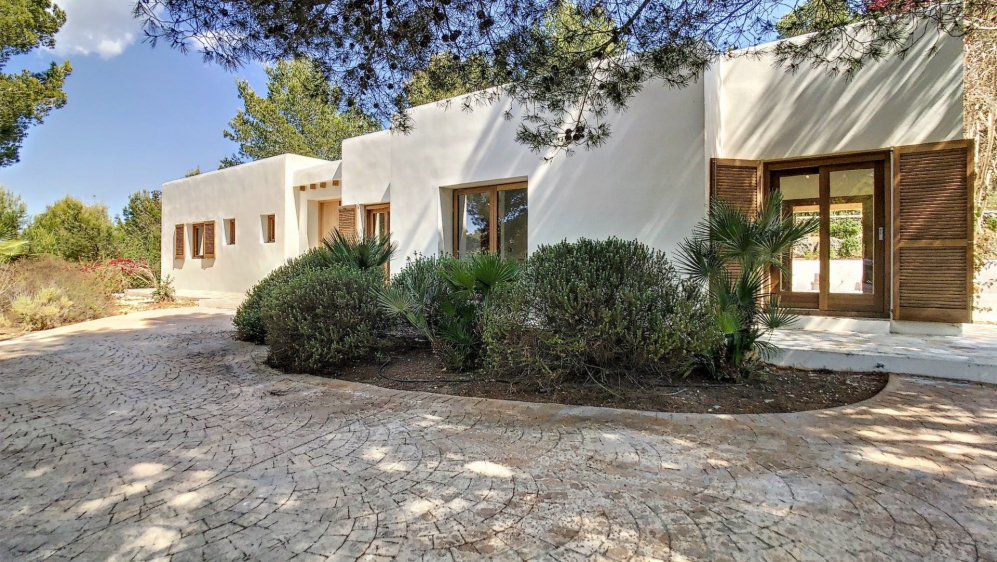 Fully renovated Ibiza style villa full of charm on large plot close to all amenities