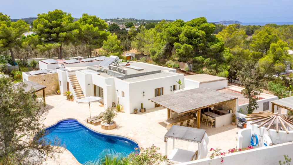 Schitterende volledig gerenoveerde Ibiza stijl villa met apart gastenverblijf op loopafstand van het strand