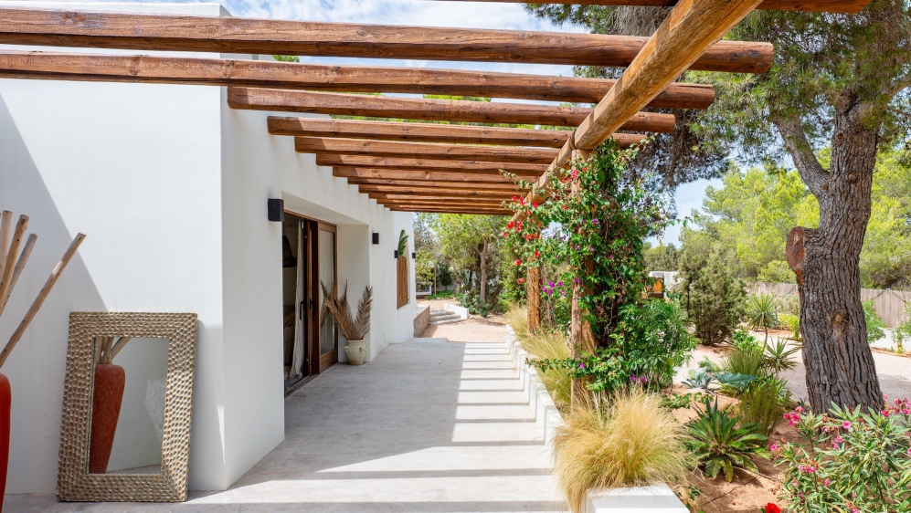 Schitterende volledig gerenoveerde Ibiza stijl villa met apart gastenverblijf op loopafstand van het strand
