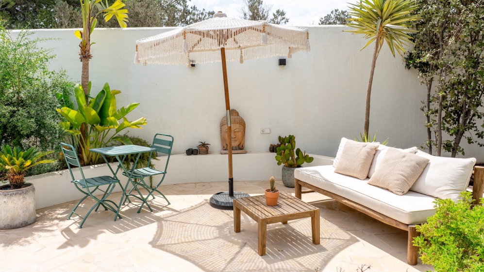 Schitterende volledig gerenoveerde Ibiza stijl villa met apart gastenverblijf op loopafstand van het strand