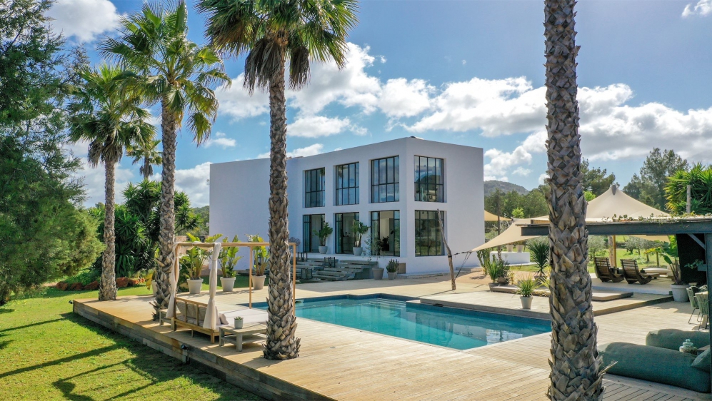 Luxe moderne villa midden in de natuur dicht bij de mooiste stranden van Ibiza's westkust