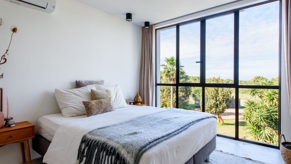 Luxe moderne villa midden in de natuur dicht bij de mooiste stranden van Ibiza's westkust