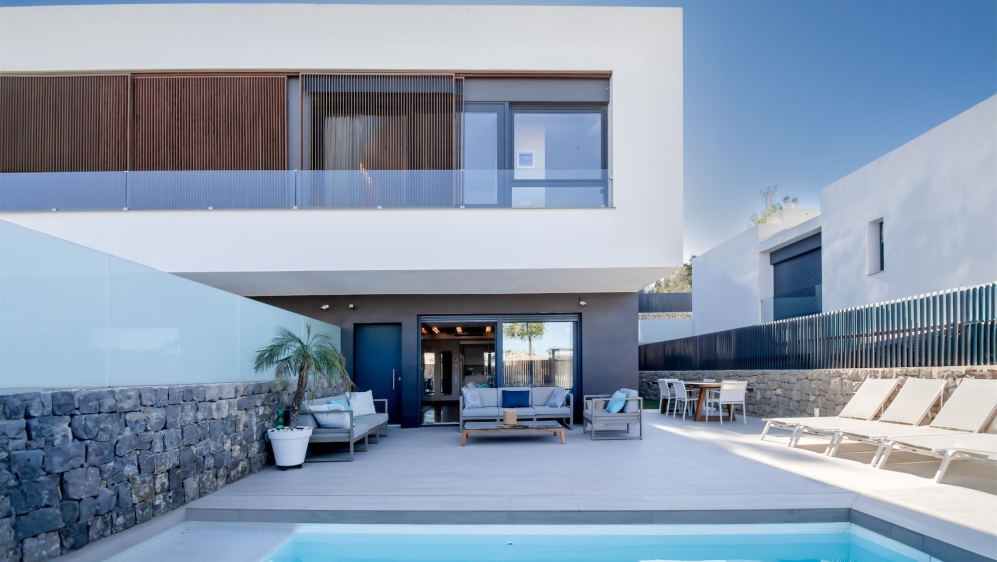 Moderne en luxe villa van recente bouw op loopafstand van Talamanca strand