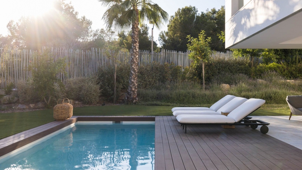 Luxurious Ground-Floor Apartment with Private Garden and Pool in White Angel Talamanca