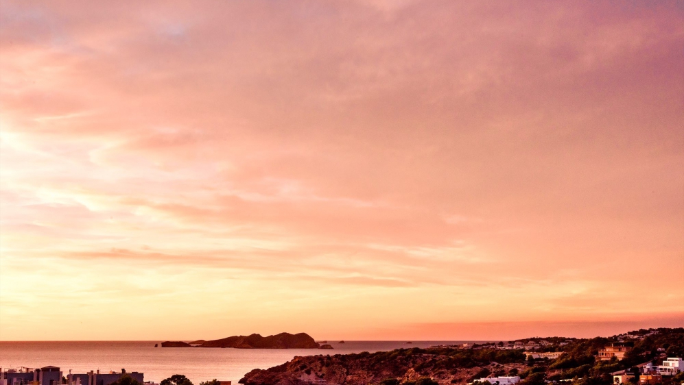 Schitterende nieuwe Ibiza stijl villa op loopafstand van het strand van Cala Tarida