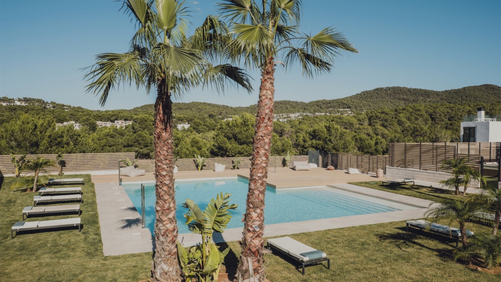 Attractive and luxurious Ibiza-style villas with sea views just a short stroll from the beach