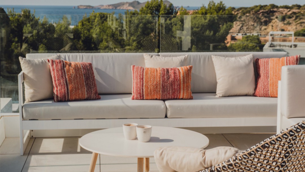 Attractive and luxurious Ibiza-style villas with sea views just a short stroll from the beach