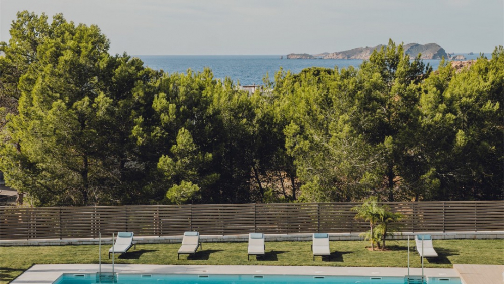 Attractive and luxurious Ibiza-style villas with sea views just a short stroll from the beach