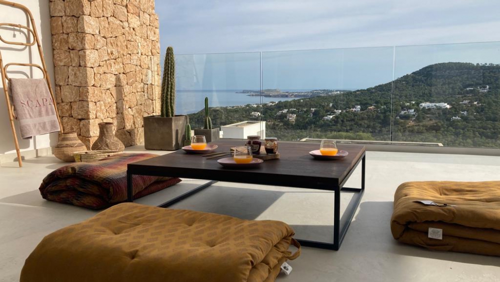 Stunning modern design apartment with amazing sea views close to the beach
