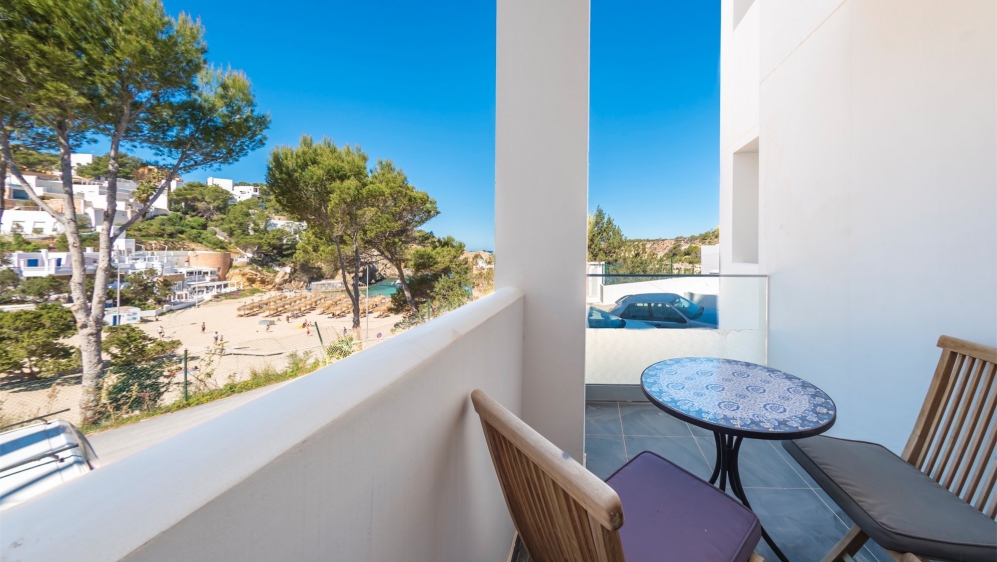 Gloednieuw modern appartement pal aan het strand in Cala Vadella