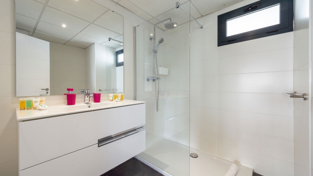 Schitterend 1 slk penthouse met dakterras en jacuzzi direct aan het strand