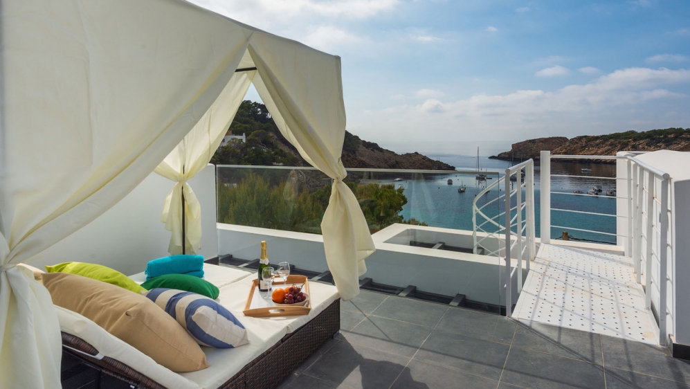 Schitterend 1 slk penthouse met dakterras en jacuzzi direct aan het strand