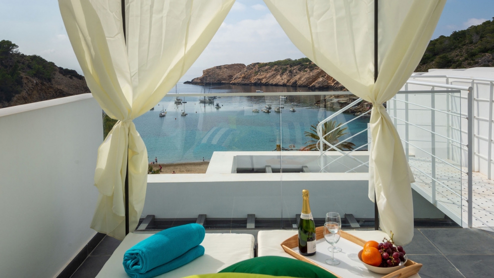 Schitterend 1 slk penthouse met dakterras en jacuzzi direct aan het strand