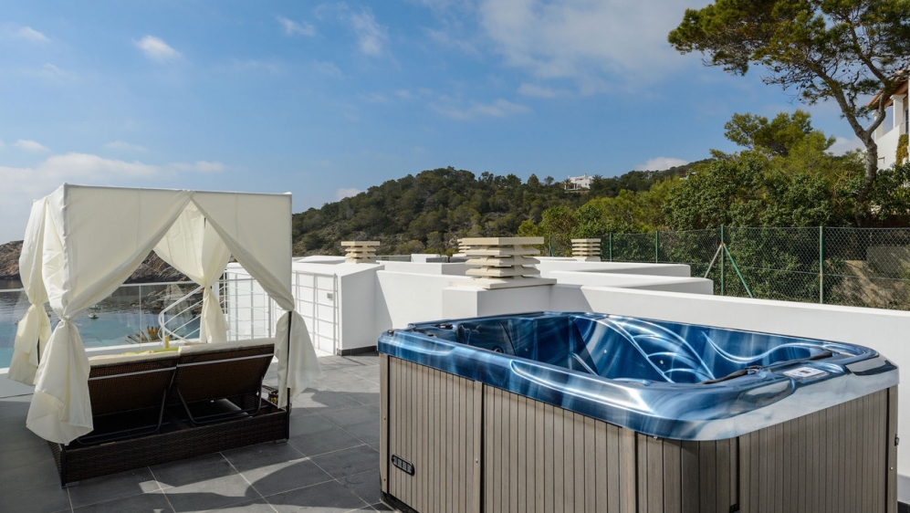 Schitterend 1 slk penthouse met dakterras en jacuzzi direct aan het strand
