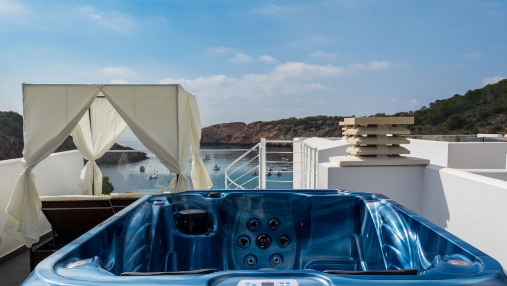 Schitterend 1 slk penthouse met dakterras en jacuzzi direct aan het strand