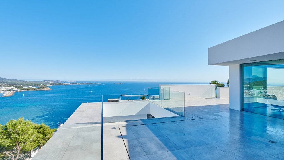 Spectacular designer villa with impressive panoramic sea views