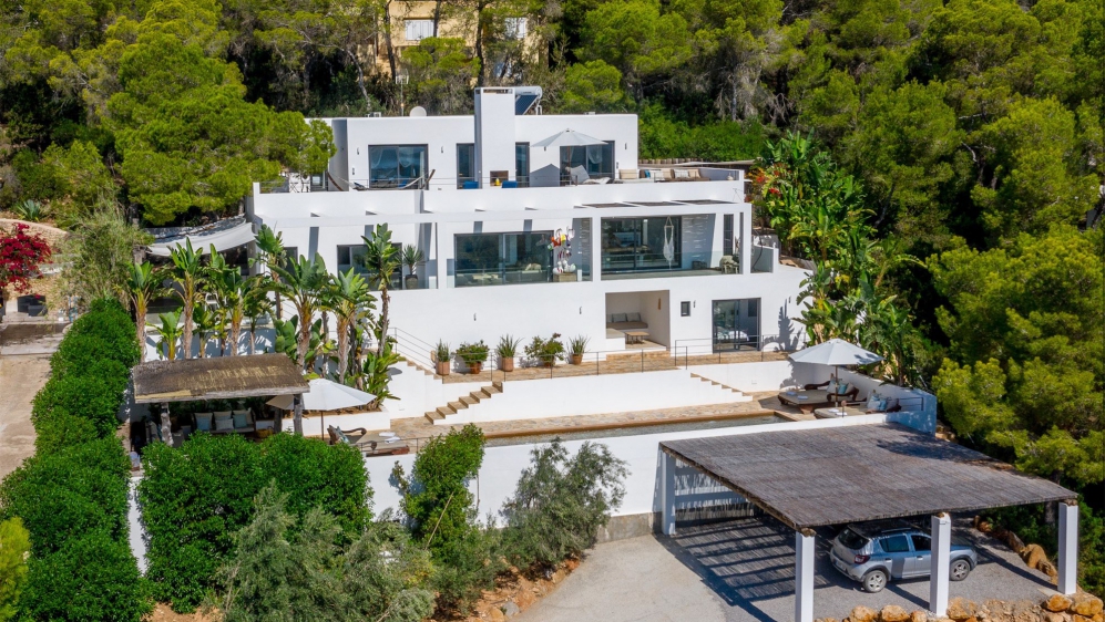 Stunning modern villa with spectacular sea views and rental license in Es Cubells
