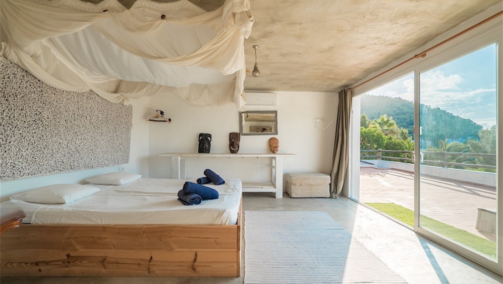 Superb property near the beach with rental licence