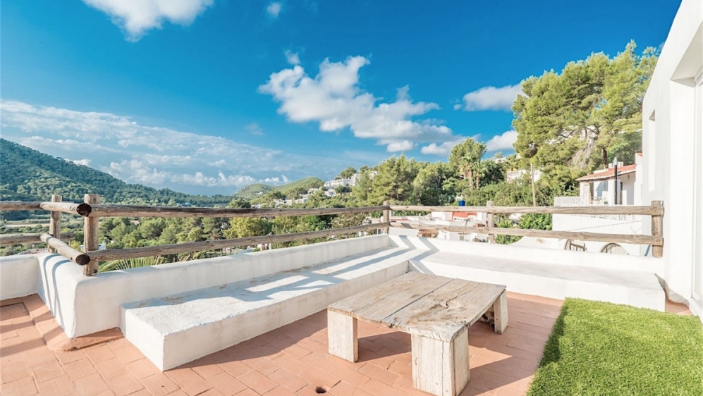 Superb property near the beach with rental licence