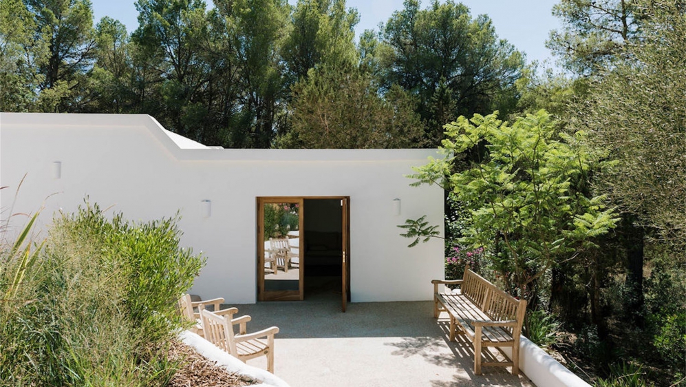 Fully renovated finca-style villa with separate guesthouse and stunning views